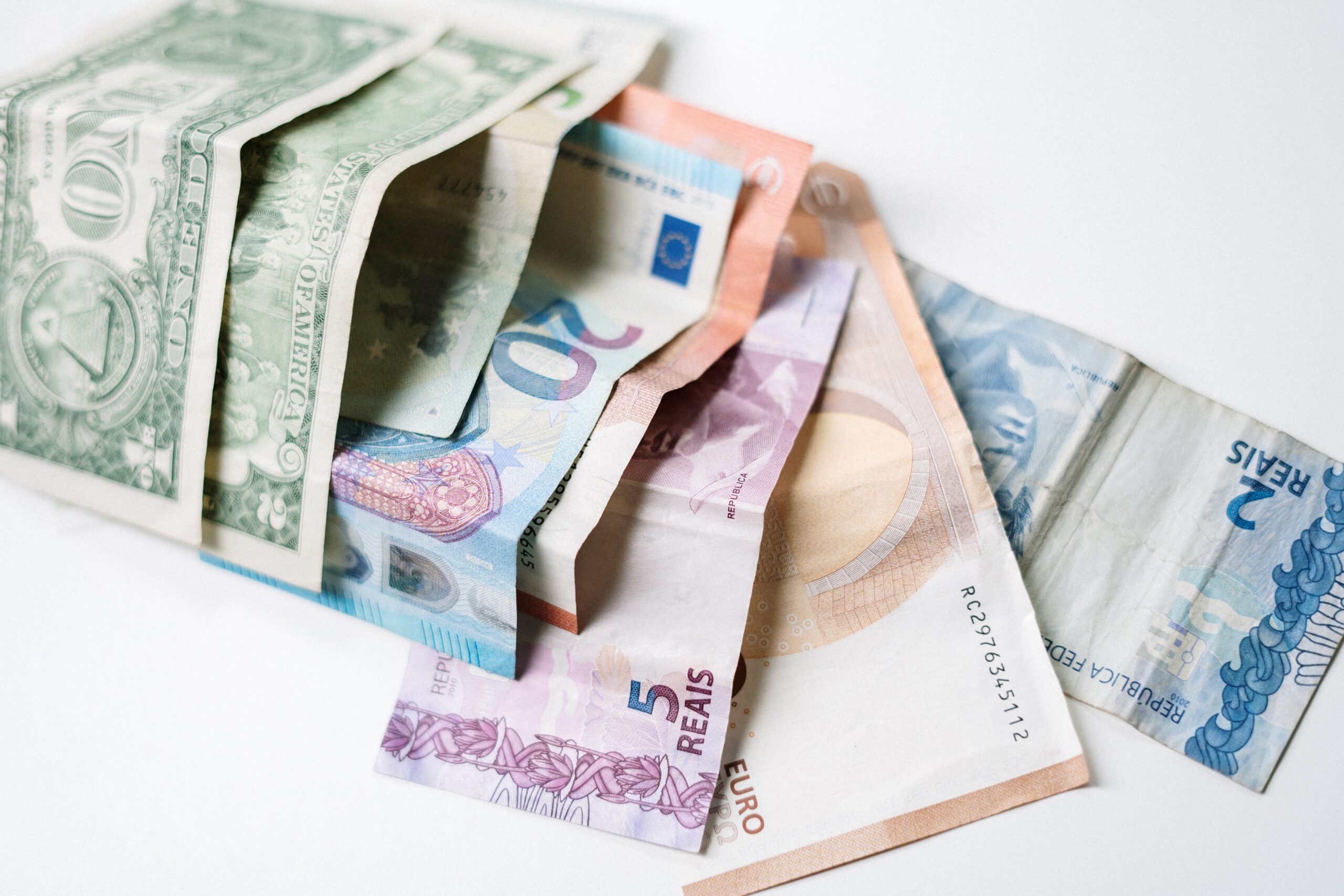 Wo kann man 100 Dollar in Euro wechseln? Vollständiger Leitfaden mit nützlichen Tipps